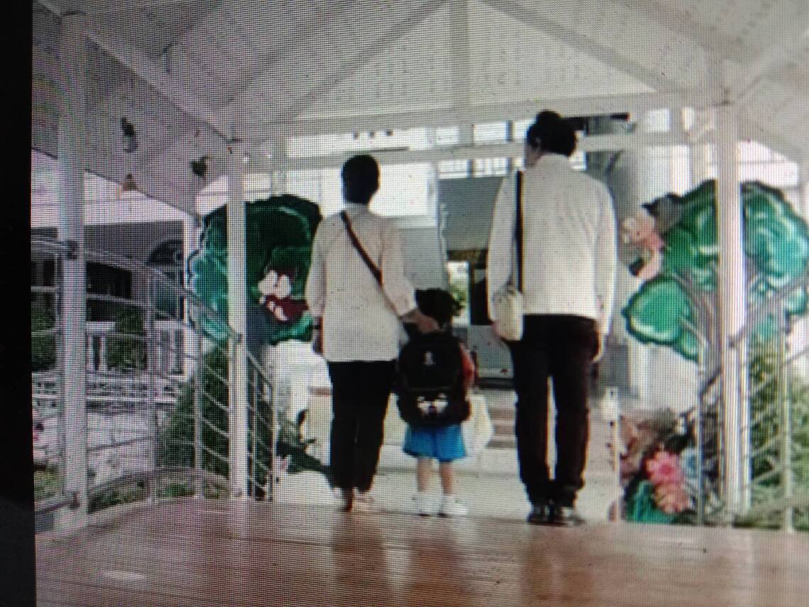 泰國小學上學聽到學校演奏演奏國歌，必須原地立正站好