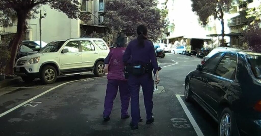 警方攙扶護送婦人返家