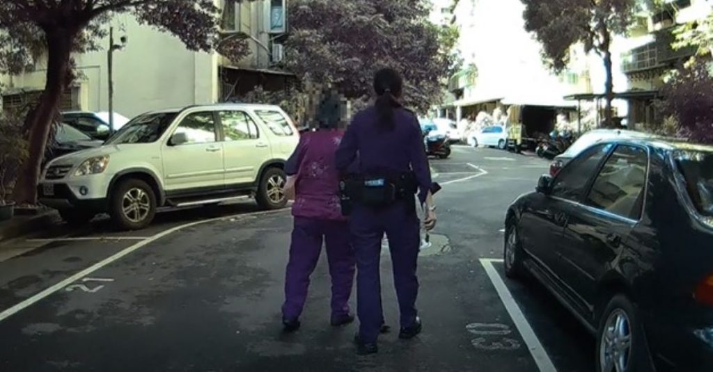 警方攙扶護送婦人返家