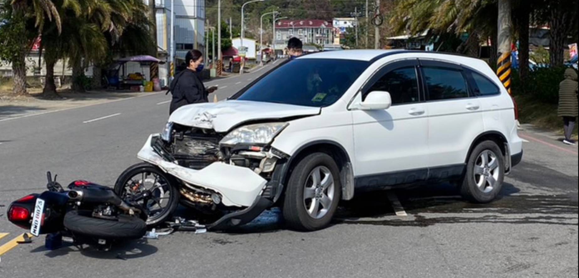▲重機車與休旅車對撞，重機車輛零件噴飛散落一地 (圖/ 苗栗縣警察局 提供)