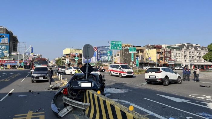 嘉市重要路口釀車禍 兩車相撞駕駛急送醫