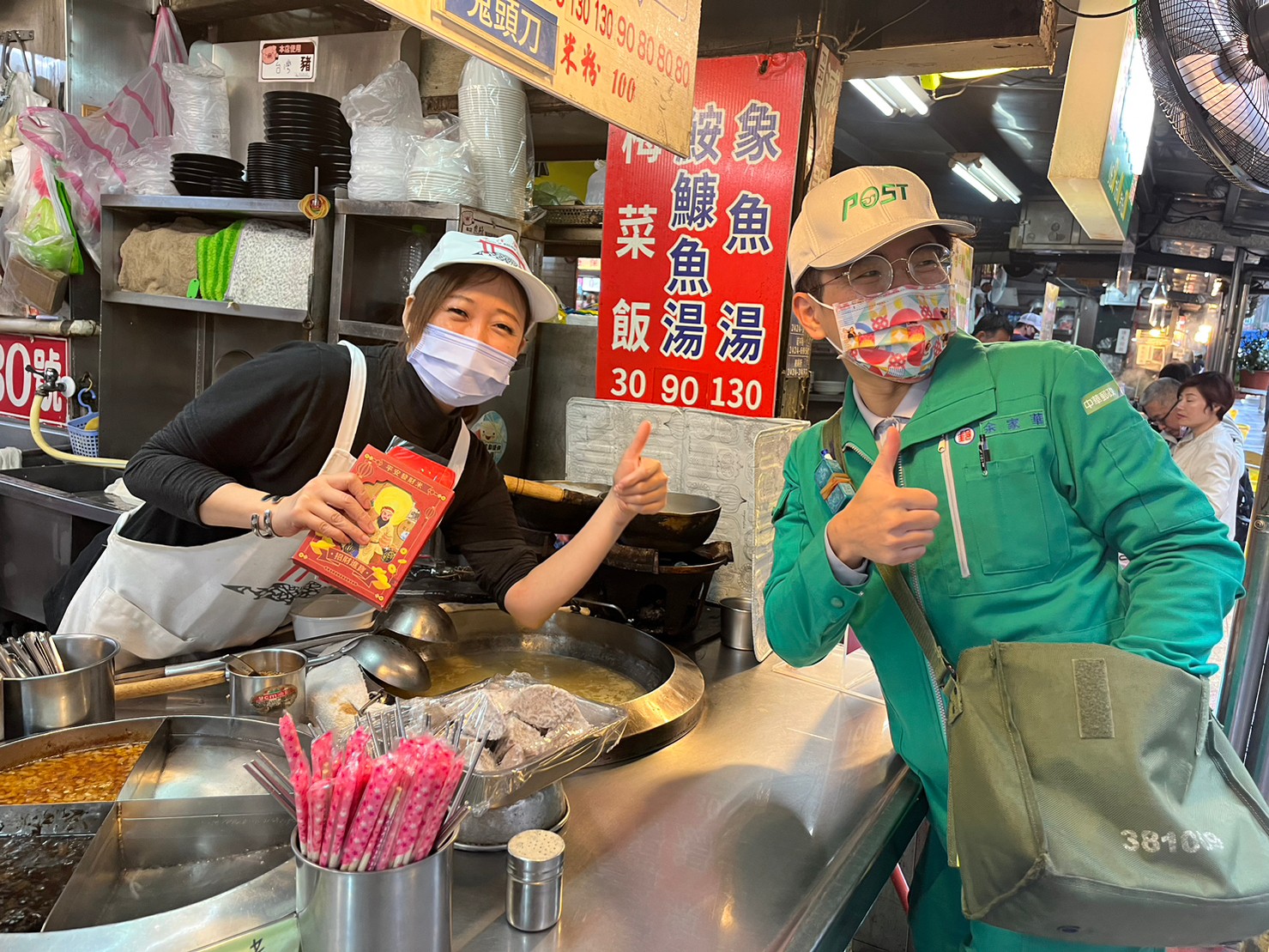 中華郵政春節不打烊的快捷服務,遞送發財米給基隆廟口和附近店家,祝福大家開工大吉,鴻兔年賺大錢。