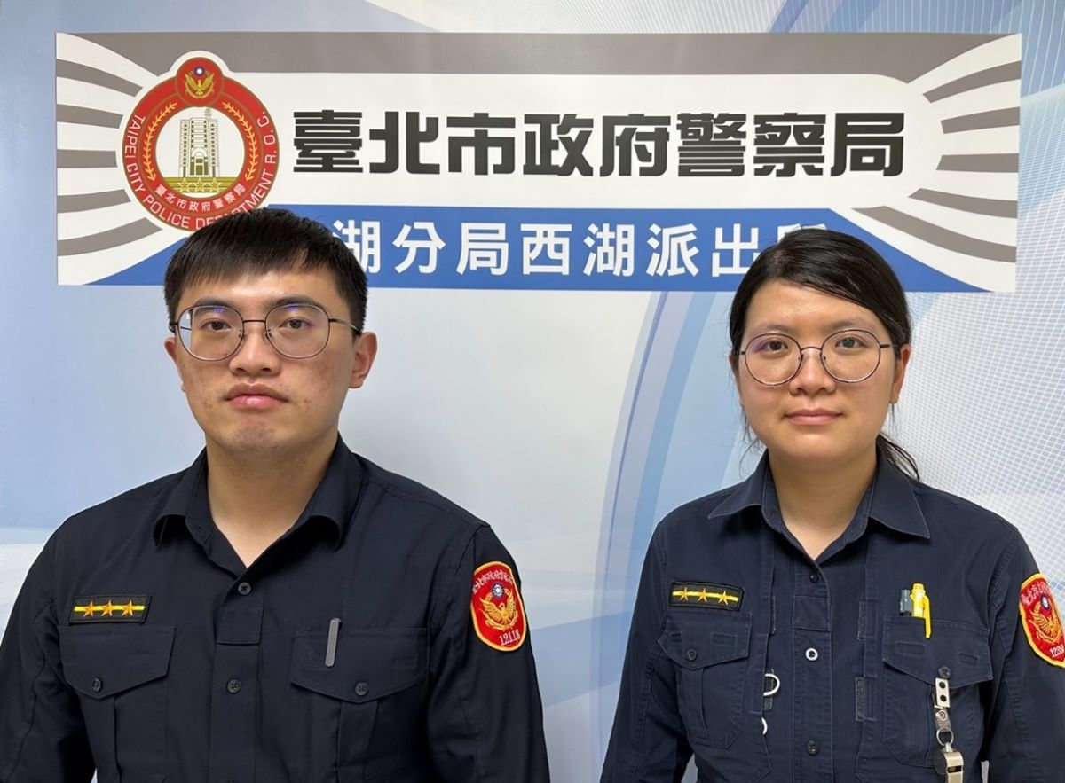 西湖派出所警員謝彥群 (左)、陳薈晶(右)。(記者宋紹誠翻攝)