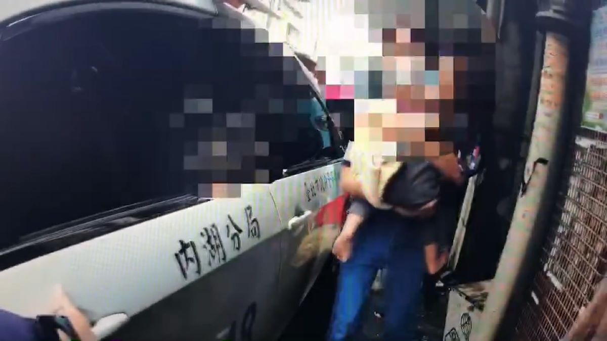 員警以警用巡邏車載送前往醫院