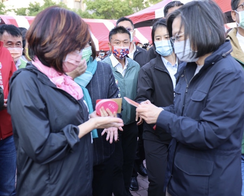 漾新聞|康裕成議長陪同蔡總統發紅色期帶來一年好運