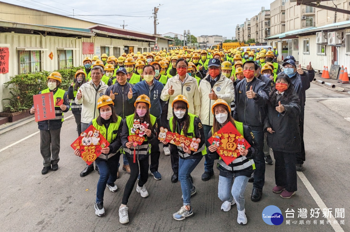 桃園市清潔隊初五開工清運垃圾,桃園市長張善政前往慰勉表達感謝。