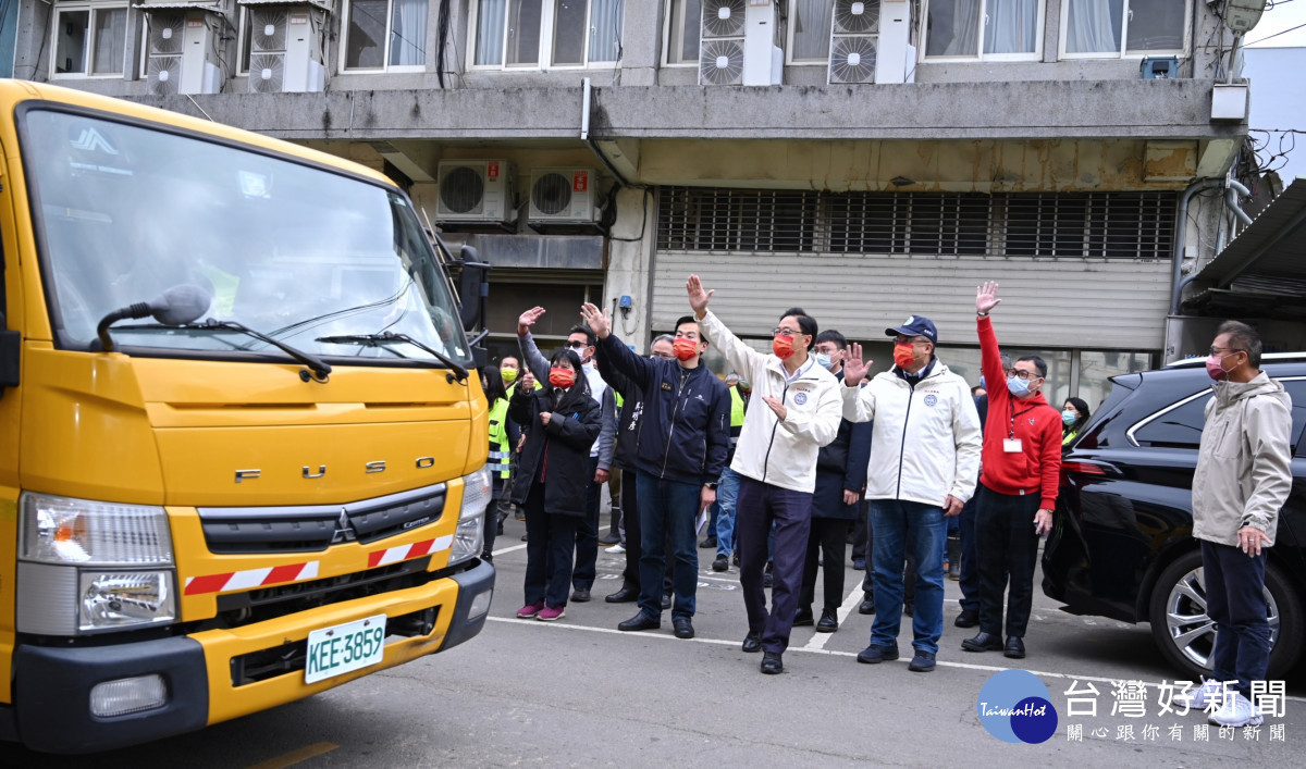 桃園市清潔隊初五開工清運垃圾,桃園市長張善政前往慰勉表達感謝。