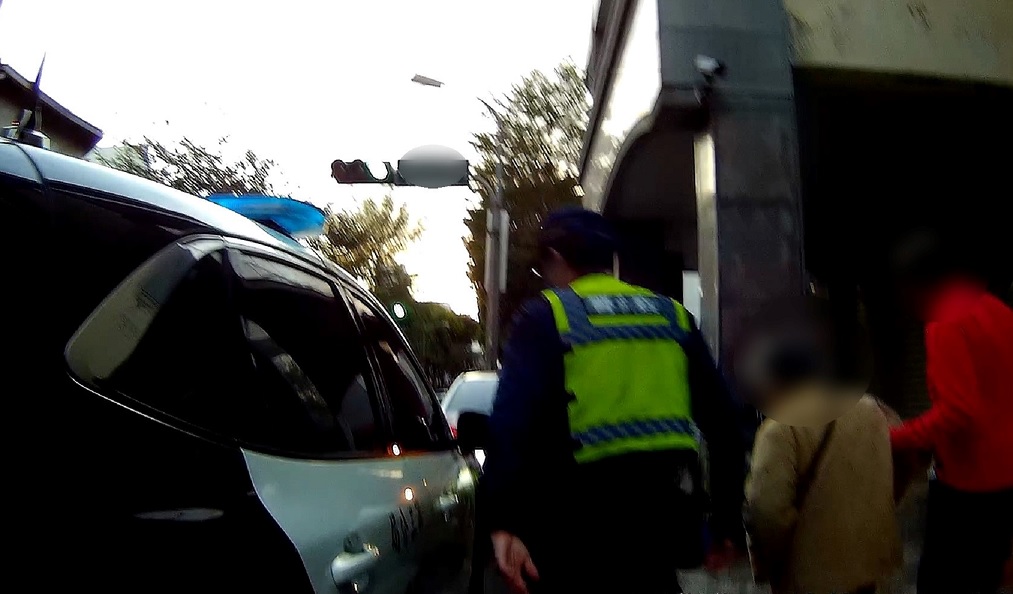 ▲ 員警藉由阿嬤隨身攜帶的手機聯絡上弟弟,完成拜年心願 (圖/台中市警察局 提供)