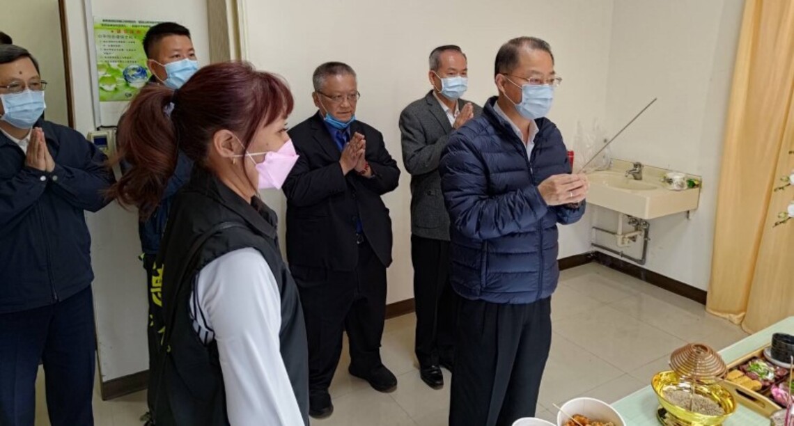 警政署長黃明昭向因公殉職的高員拈香致意 誓言還高員及家屬一個公道
