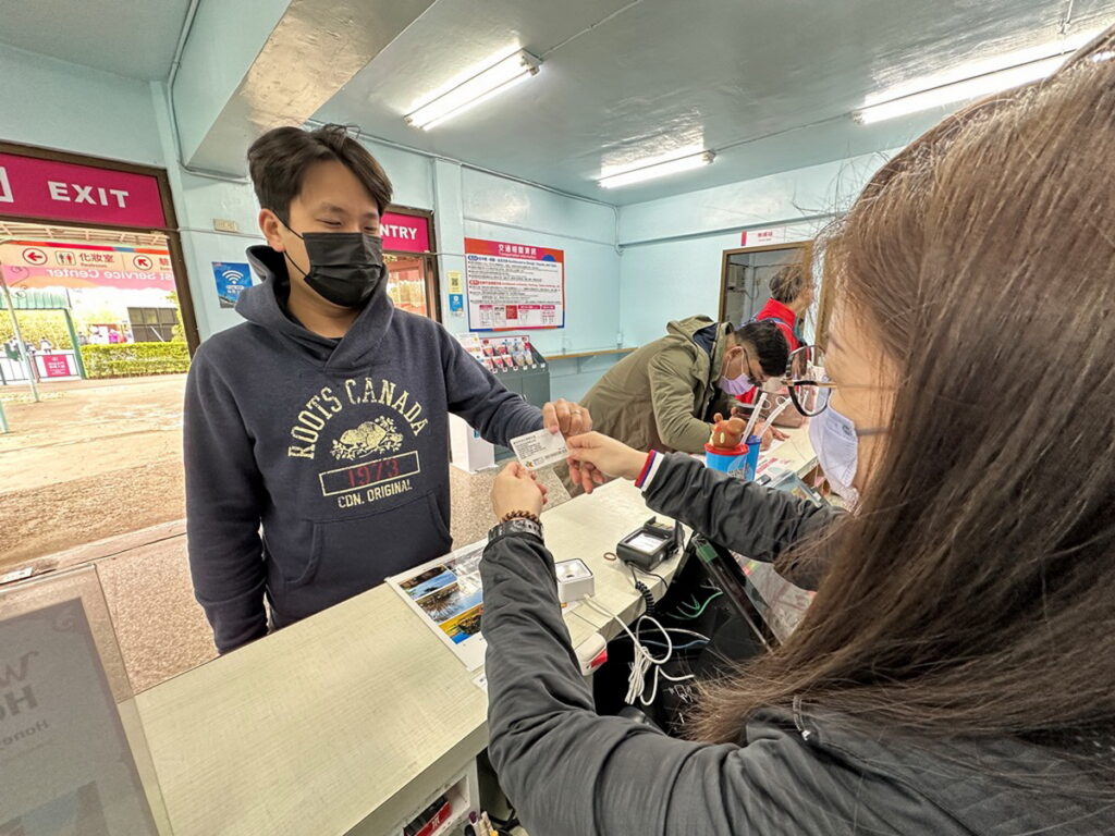 好康加碼不間斷，大專院校學生打工族看過來，即日起至2月12日到六福村現場出示學生證，立即享有購票550元入園優惠，三五好友揪起來，省錢開心玩無負擔。