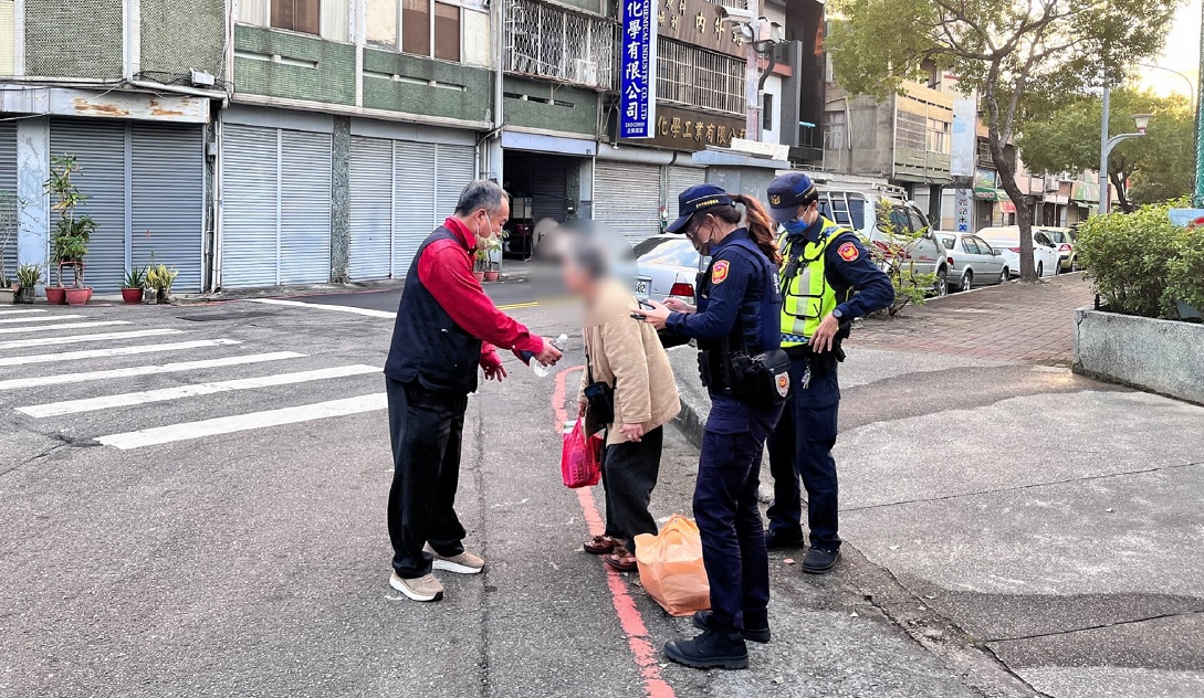 ▲ 阿嬤大包小包向弟弟拜年,卻迷途了3個小時無法如願 (圖/台中市警察局 提供)