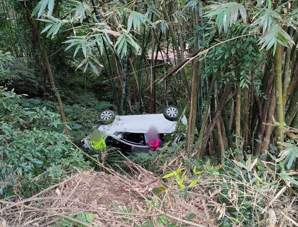 疑不熟山路 1家5口年初五出遊竟車翻10米山谷幸獲救 83 S 107552939