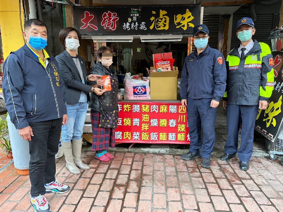 中市警二分局攜手企業華梵禮儀公司及中市北區金龍里長楊文欽等,協助發送給弱勢家庭援助貧困民眾。(圖/記者謝榮浤翻攝)
