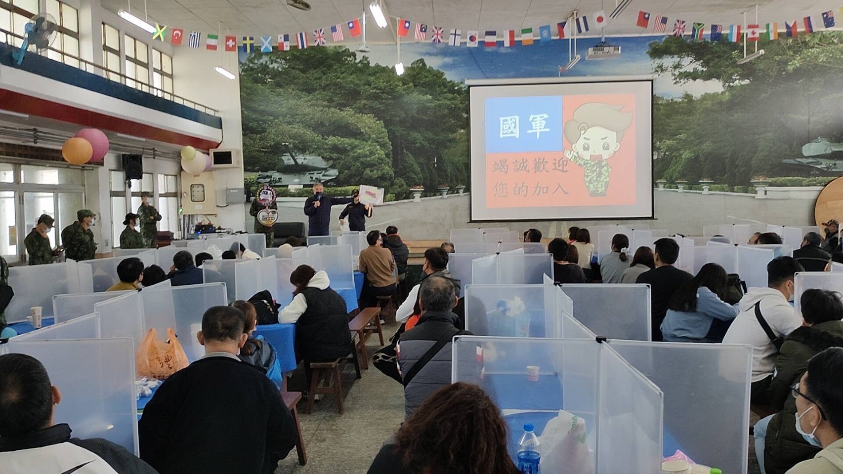 年節前夕中市警四分局春社派出所主動與成功嶺新兵訓練中心,向國軍官兵及眷屬們宣導防詐及交通安全。(圖/記者謝榮浤翻攝)