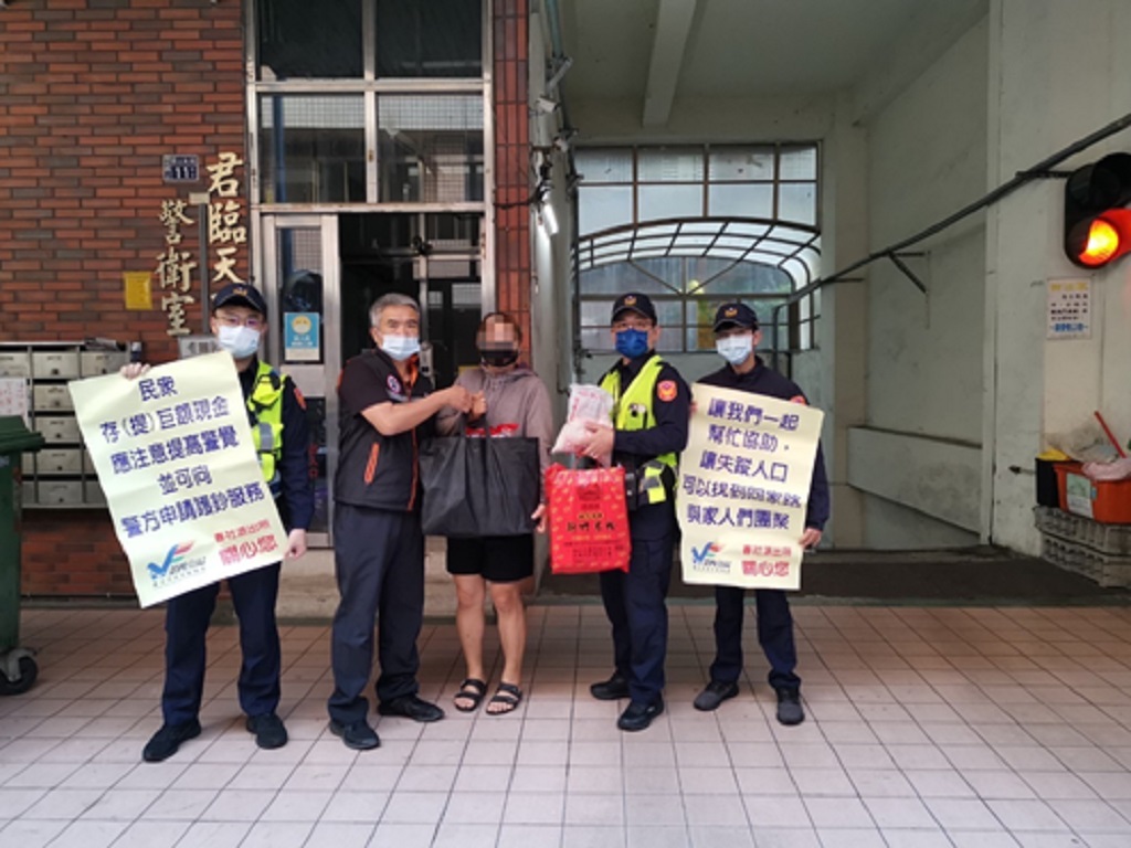 中市警四分局春社派出所長邱量虔主動帶領巡佐連宏志、警員李宇翰贈送貧困民眾日常所需之白米、麵條、食用油等民生必需品,並協助通報社會局申請急難救助。(圖/記者謝榮浤翻攝)