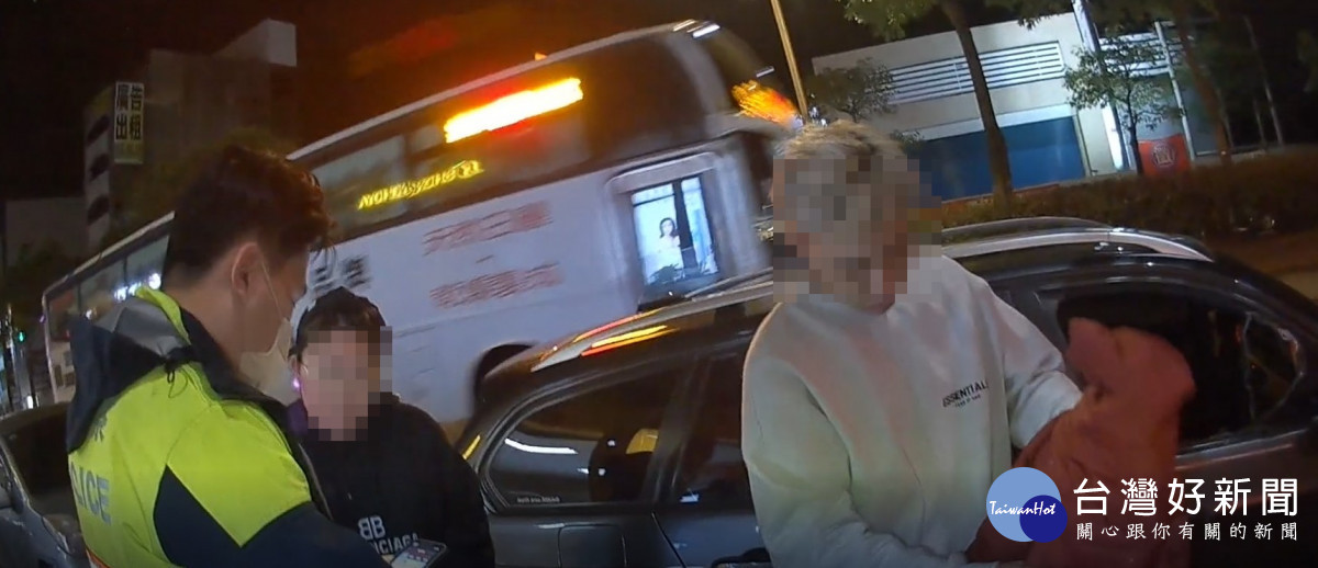 幼嬰反鎖休旅車內,勇警破窗神救援。