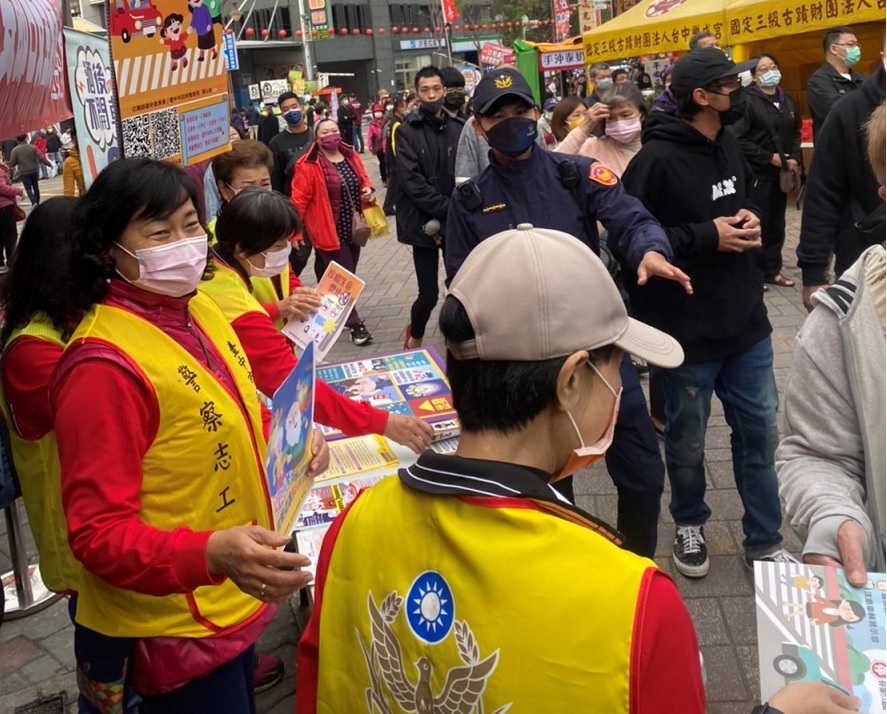 ▲ 機動派出所入駐台中樂成宮與民齊過年      (圖/台中市警察局 提供)