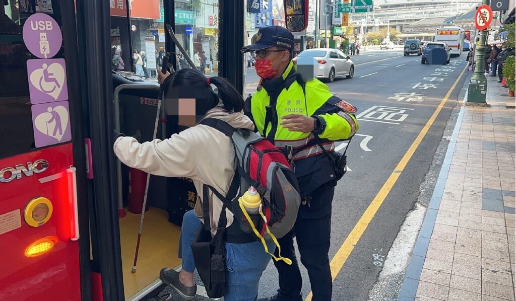 ▲ 員警陪同吳女搭上正確返回烏日的公車 (圖/台中市警察局 提供)