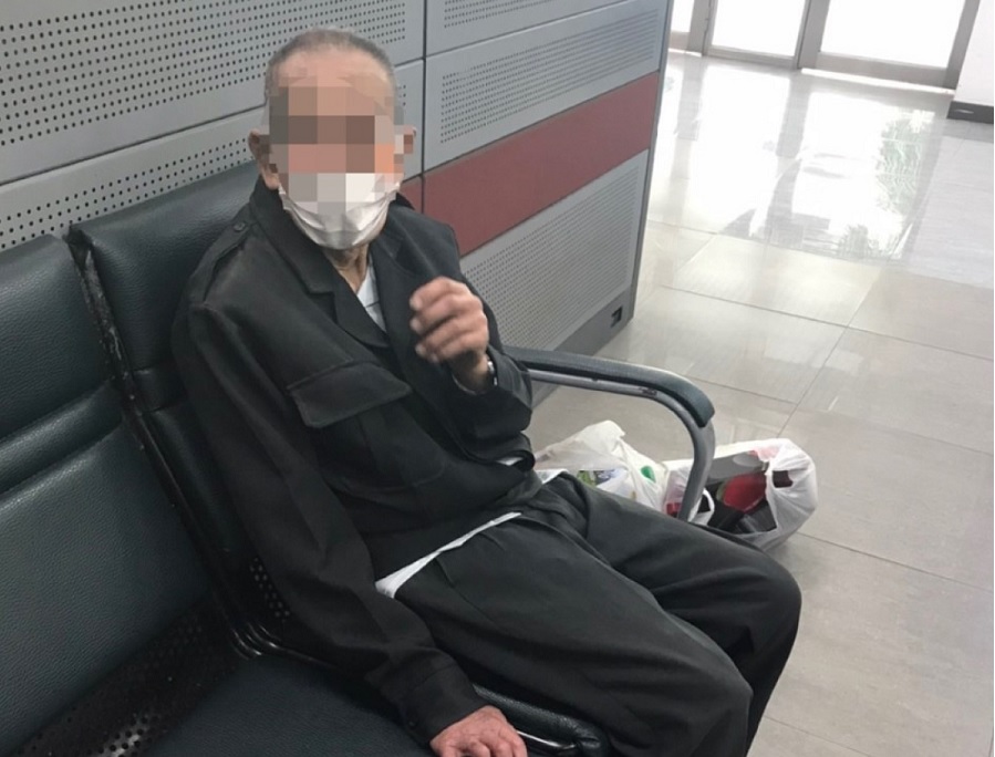 ▲ 有著招牌大鬍子及茂密灰白髮的迷途「常客」老翁大變身,員警一時沒認出 (圖/台中市警察局 提供)