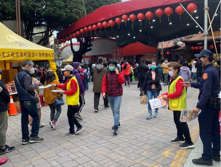▲ 警方於香火鼎盛的樂成宮旱溪媽祖廟進行犯罪預防及婦幼安全宣導 (圖/台中市警察局 提供)