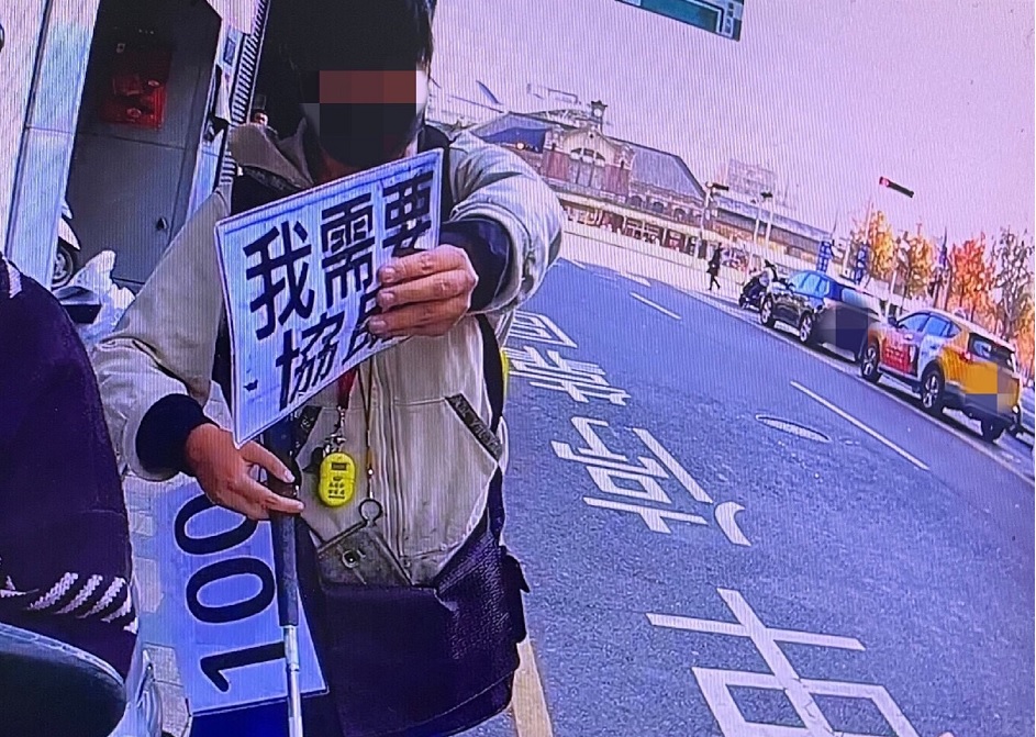 ▲ 視障的吳姓女子隻身外出,手持「我需要協助」紙板求助 (圖/台中市警察局 提供)