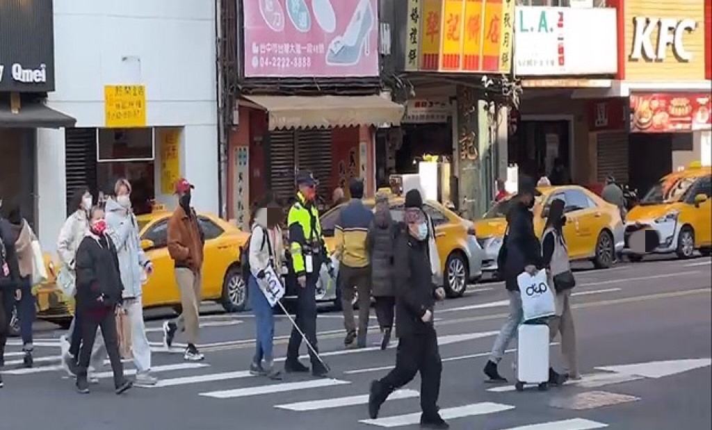 ▲ 一分局繼中所警員陪同視障吳女走斑馬線,順利到達對向公車站 (圖/台中市警察局 提供)