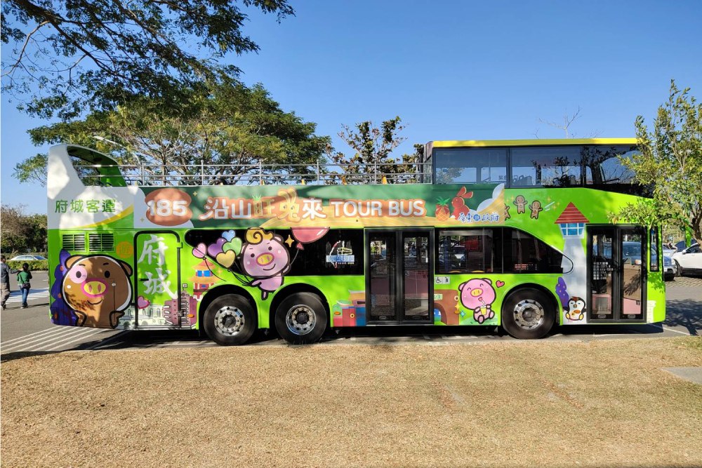 走春要去哪?超完美屏東之旅這樣排! 2023屏東熱帶農業博覽會卡娜赫拉彩繪稻田超人氣! 74 「185沿山旺『兔』來」新裝雙層巴士