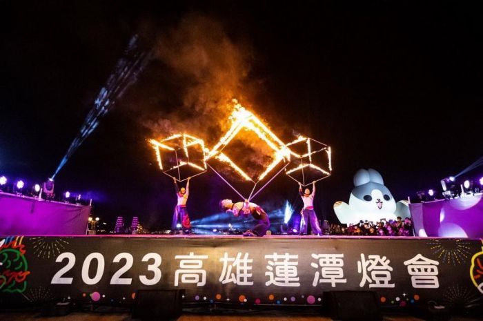 高雄蓮潭燈會熱鬧開幕 30萬人嗨爆現場