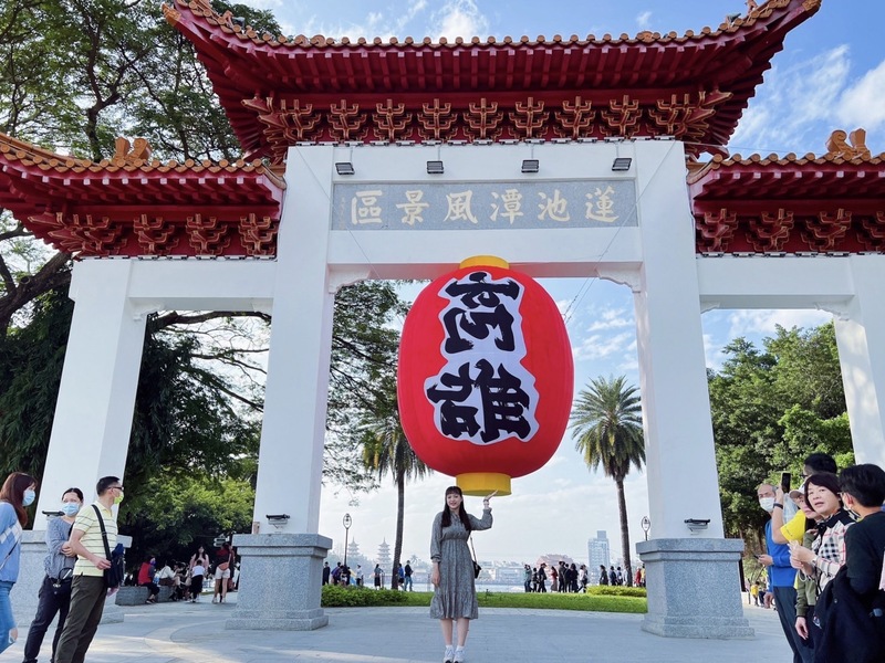 漾新聞|左營蓮池潭燈會入口牌樓大燈故意打反字？惹爭議？知道後你會嚇一大跳！