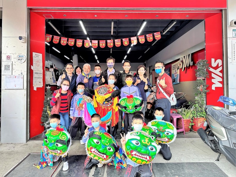 漾新聞|教室裡有上的這一堂課 梓官國小鼓武術隊今天走入社區春節踩街舞獅祈福