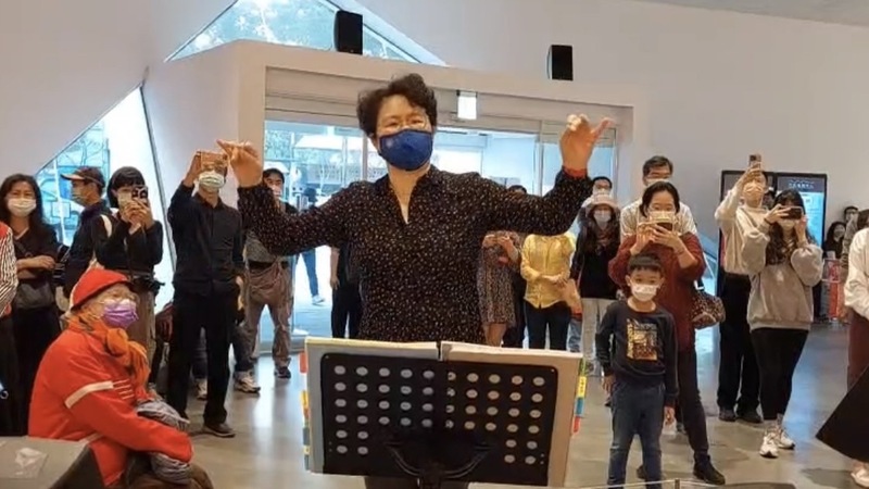 漾新聞|知名指揮家陳美安聆聽內惟聲響實驗作品 即興指揮民眾直呼好彩蛋