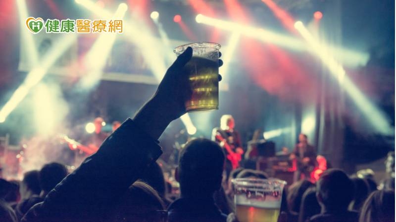 未滿15歲開始飲酒罹酒精疾患風險高5倍! 小心斷送一生