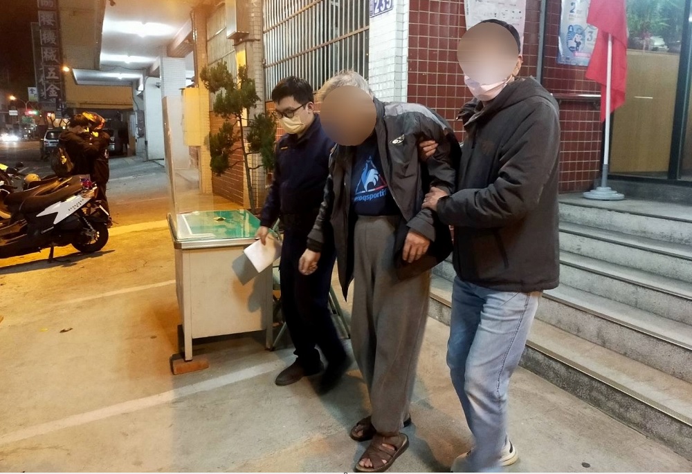 ▲ 老翁兒子趕至派出所接回父親，對員警的協助十分感激 (圖/台中市警察局 提供)