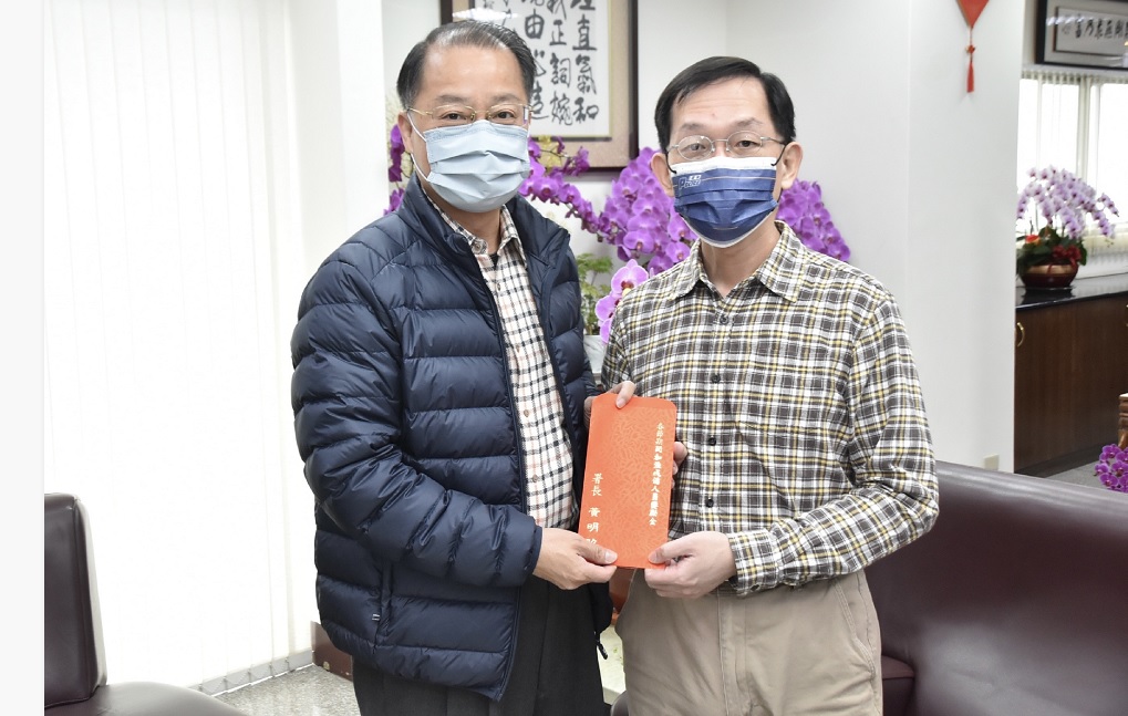 ▲ 署長親自頒發慰勉金，勉勵春節連假中辛苦執勤的員警同仁         (圖/台中市警察局 提供) 