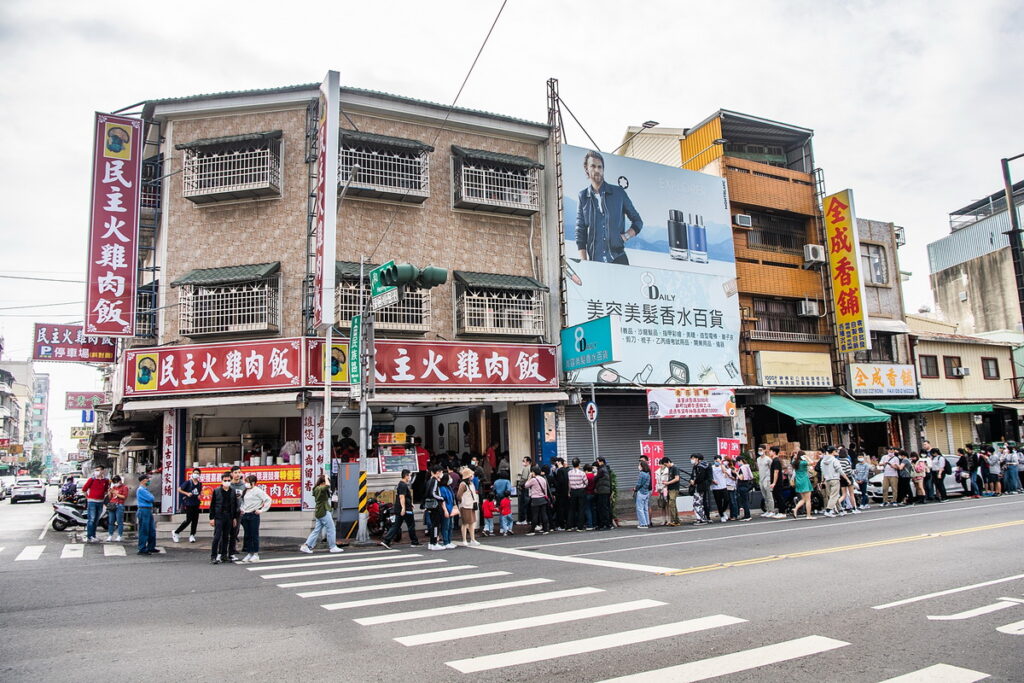 品嚐在地美食人潮