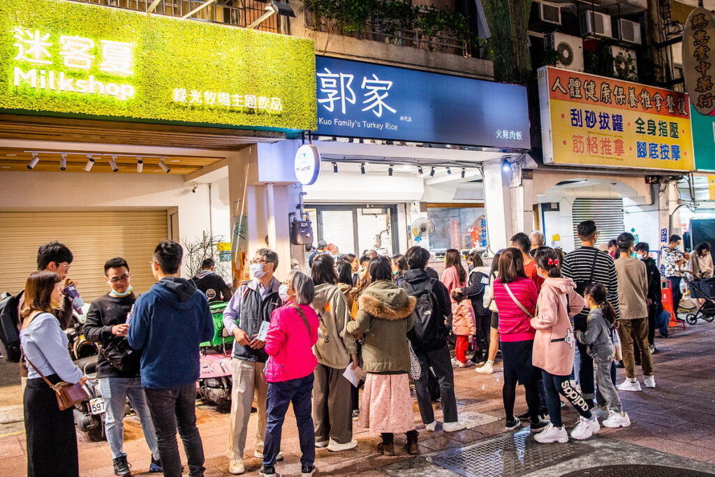 品嚐在地美食人潮