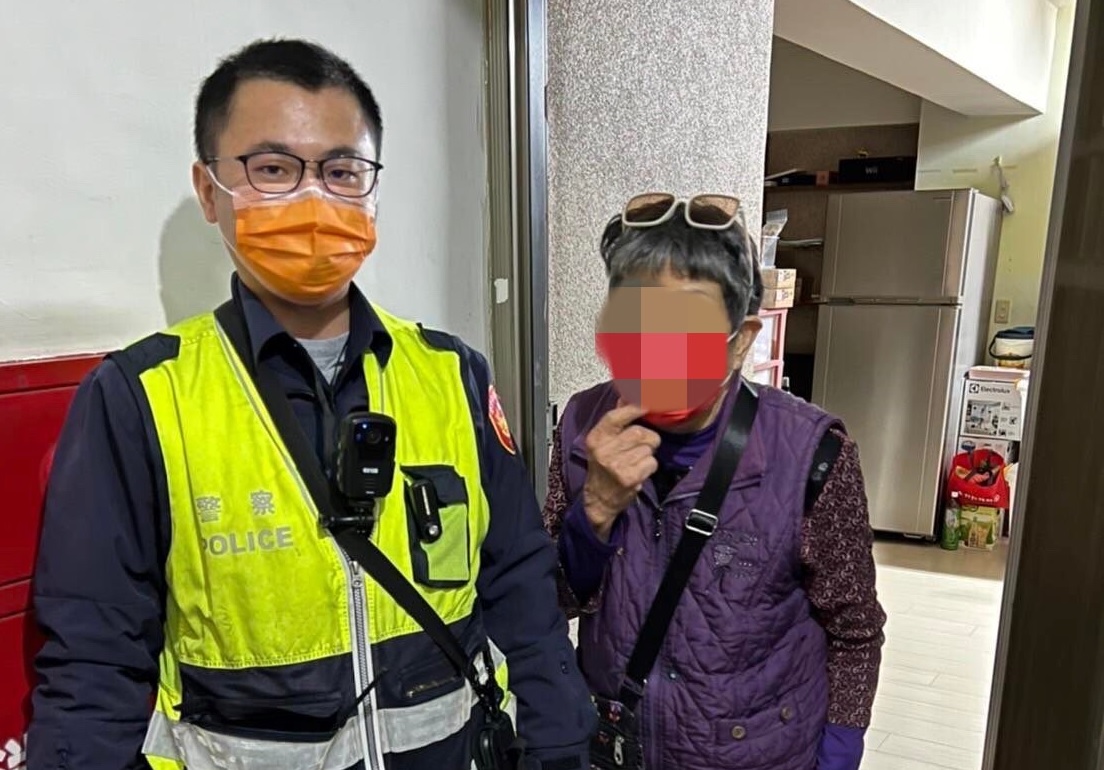 ▲ 77歲李姓婦人迷路受困公園,員警藉其隨身攜帶的健保卡找到返家路 (圖/台中市警察局 提供)