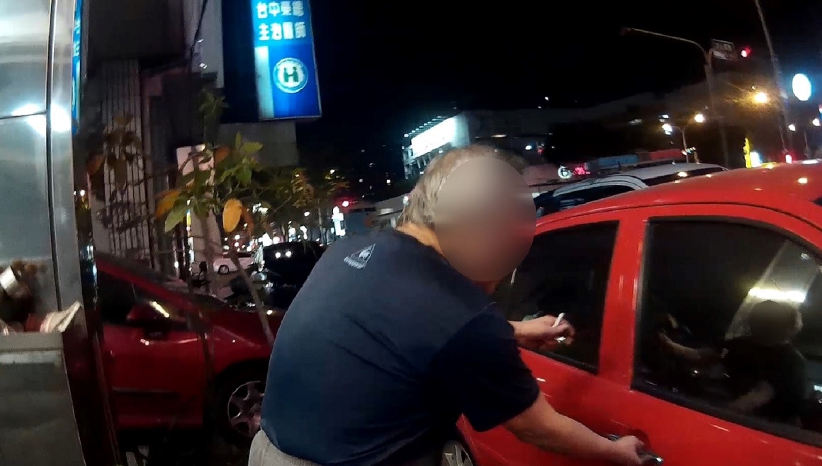▲ 陳姓老翁沿路摸車輛,員警到場後發現老翁疑有失智狀況 (圖/台中市警察局 提供)