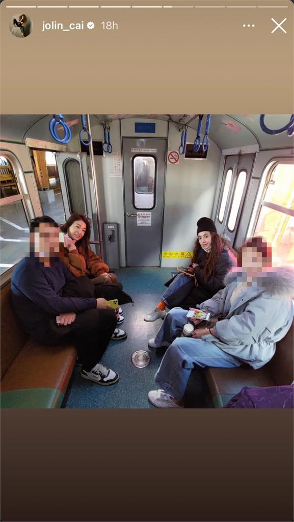 野生蔡依林「0偽裝」現蹤阿里山!小火車合照意外曝光「親密旅伴」