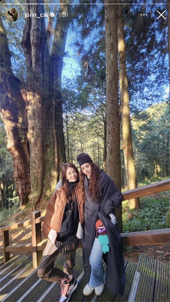 野生蔡依林「0偽裝」現蹤阿里山!小火車合照意外曝光「親密旅伴」