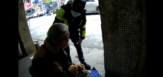 中和警駕車載老翁返家。(記者徐煜勝翻攝)