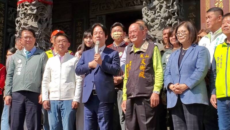 漾新聞|副總統賴清德鳳山文衡殿2023新春發紅包信徒朝聖 廟方預言2024賴總統
