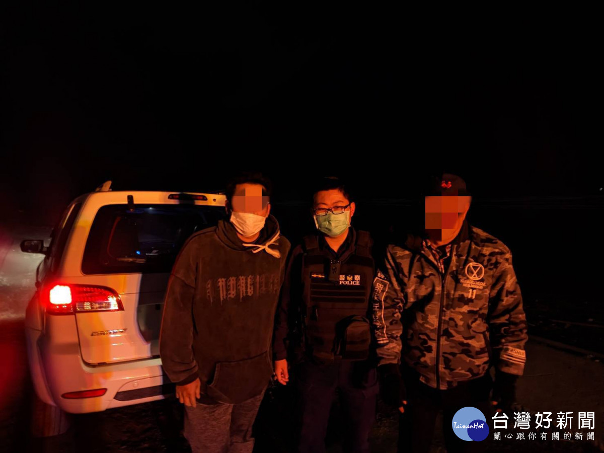 誤信導航車輛開進沙灘 ,大園警方協助脫困。