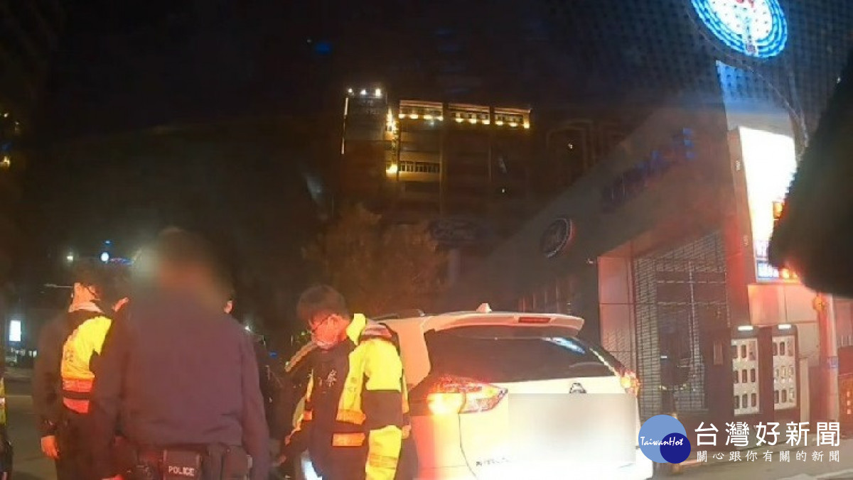 警方發動攔截圍捕涉案車輛。<br /><br /> <br /><br /> 