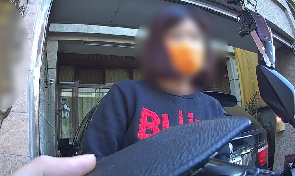 ▲ 員警直送皮夾到家,許母對於愛子的迷糊也好傻眼 (圖/台中市警察局 提供)