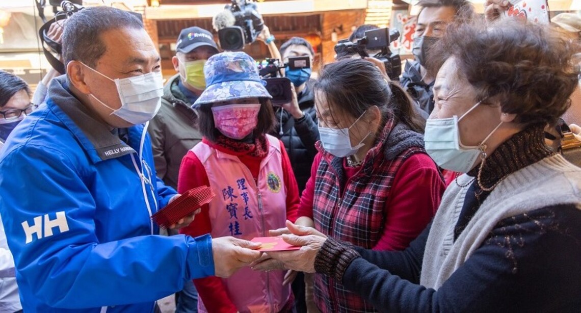 走訪深坑老街發送福袋 侯友宜邀民眾把握年假至新北各老街走走