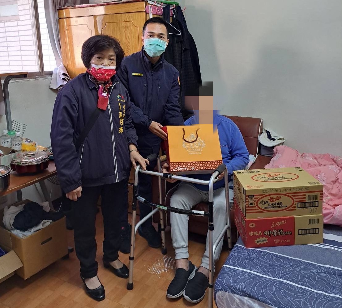 ▲ 中警四分局大墩所長偕同大同里長關懷弱勢家庭 (圖/台中市警察局 提供)