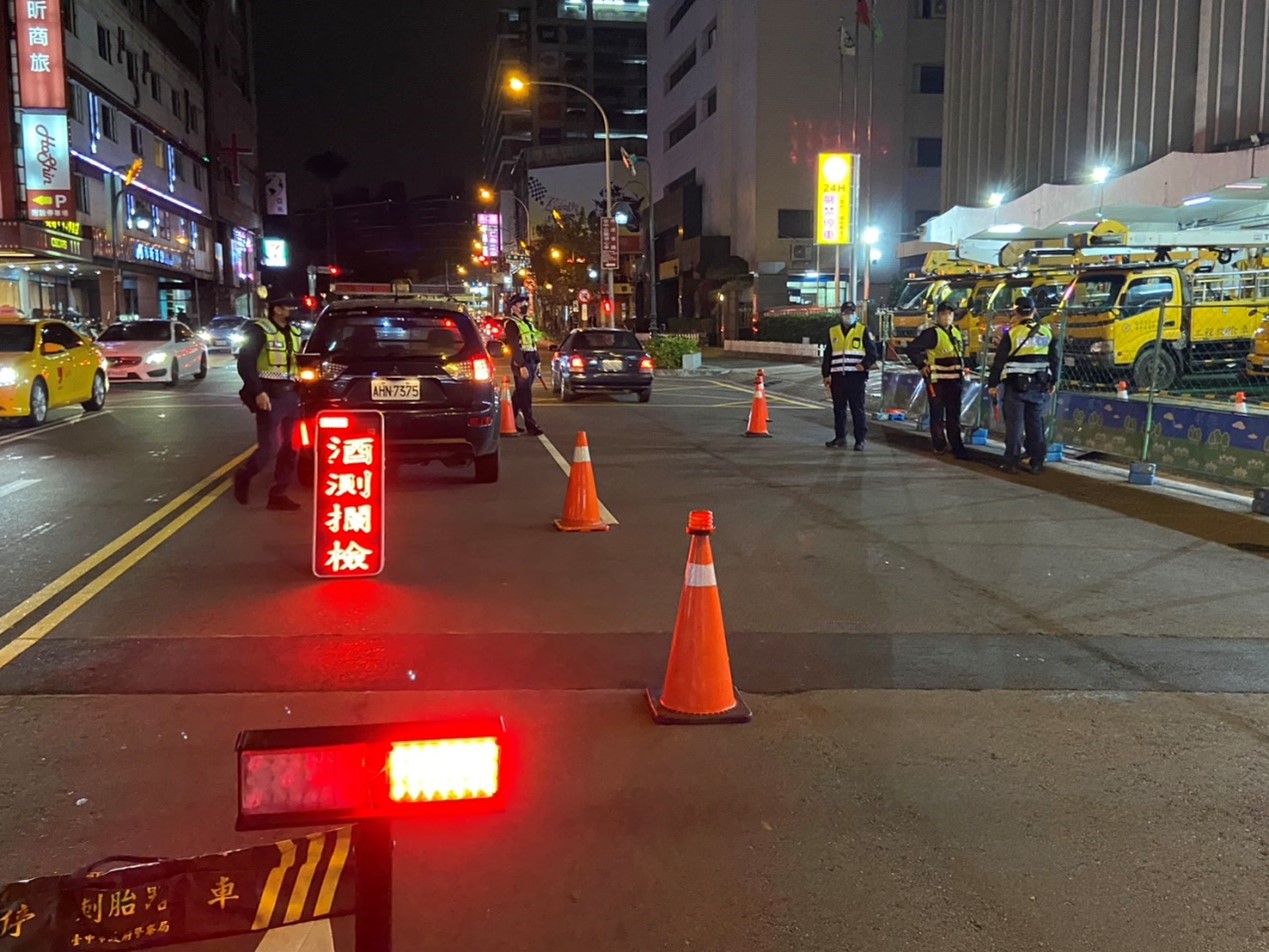 ▲ 中警一分局執行環警監聯合稽查噪音改裝車併同步取締酒駕路檢 (圖/台中市警察局 提供)