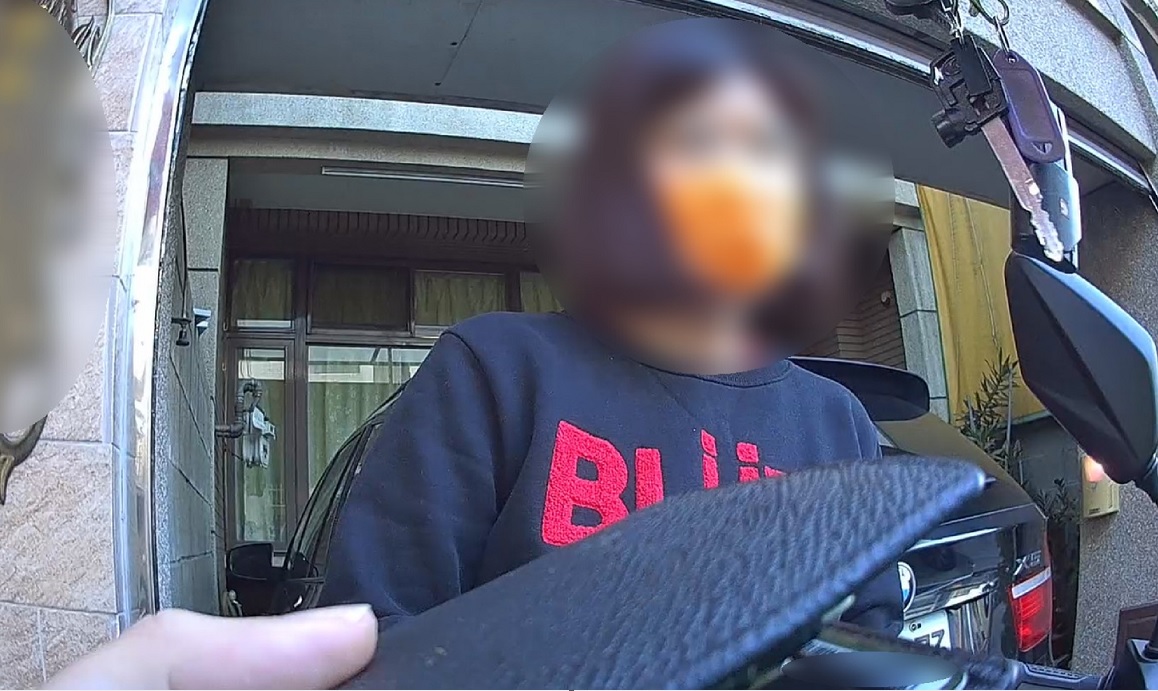 ▲ 員警直送皮夾到家,許母對於愛子的迷糊也好傻眼 (圖/台中市警察局 提供)