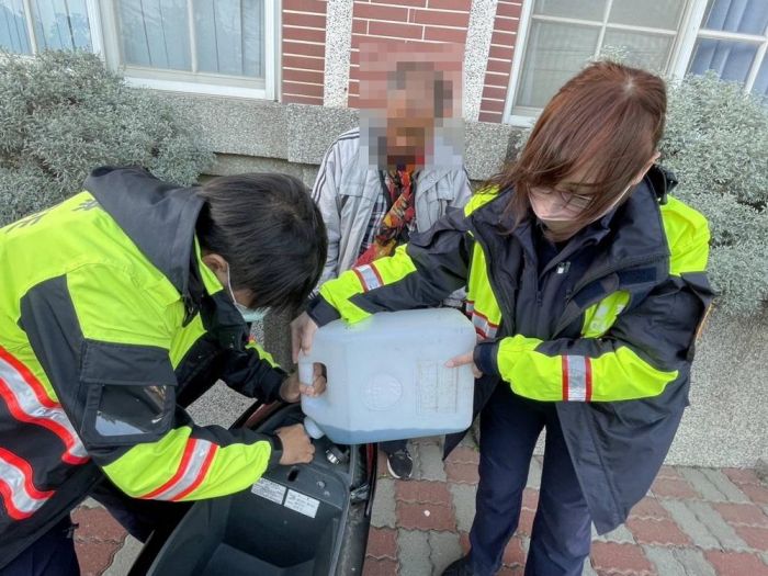 迷途老翁騎車中途機車沒油 布袋暖警即刻救援助返家
